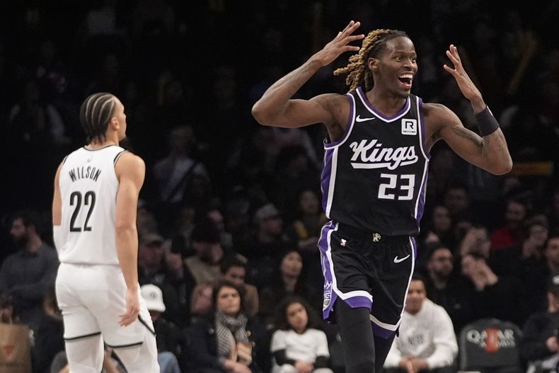 Keon Ellis de los Kings de Sacramento celebra tras atinar un triple en el encuentro ante los Nets de Brooklyn el lunes 27 de enero del 2025. (AP Foto/Frank Franklin II)