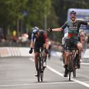 El alemán Nico Denz celebra tras cruzar la meta para ganar la 14ma etapa del Giro de Italia entre Sierre en Suiza y Cassano Magnago, Italia el sábado 20 de mayo del 2023. (Massimo Paolone/LaPresse via AP)