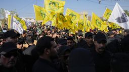 ARCHIVO - Integrantes de las Fuerzas de Movilización Popular acuden al funeral de combatientes de Hezbollah que murieron en un ataque aéreo estadounidense en la provincia de Babil en el sur de Bagdad, Irak, el 31 de julio de 2024. (AP Foto/Hadi Mizban, archivo)