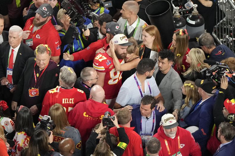 ARCHIVO - El ala cerrada de los Chiefs de Kansas City, Travis Kelce (87), abraza a su novia Taylor Swift después de la victoria del equipo sobre los 49ers de San Francisco durante el Super Bowl 58 de la NFL, el 11 de febrero de 2024, en Las Vegas. (Foto AP/David J. Phillip, archivo)