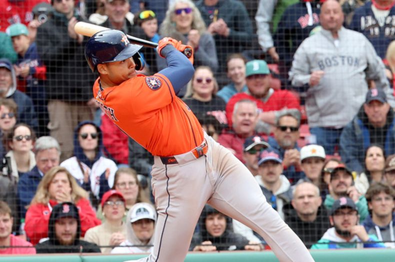 Cam Smith, de los Astros de Houston, conecta un sencillo permitiendo que dos corredores anoten durante la décima entrada de un partido de béisbol contra los Medias Rojas de Boston, el domingo 3 de mayo de 2026, en Boston. (AP Foto/Mark Stockwell)