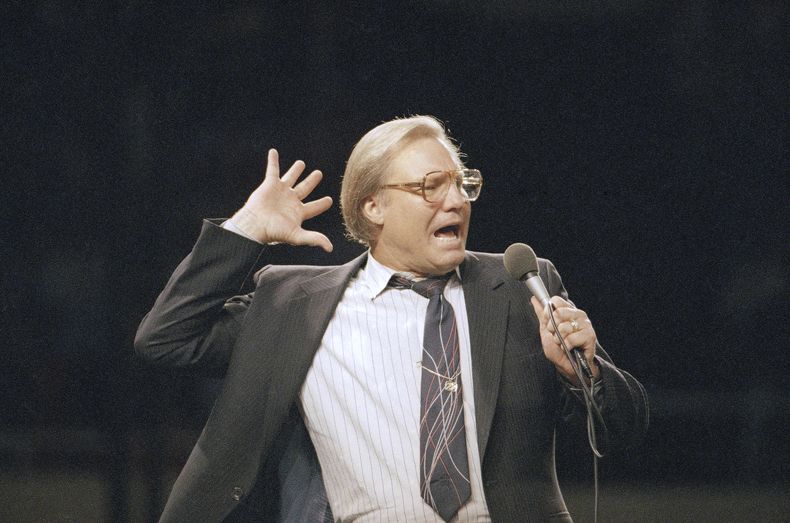 ARCHIVO – El reverendo Jimmy Swaggart predica el evangelio a los casi 14.000 asistentes a su Cruzada de Los Ángeles en la Sports Arena de la ciudad, el domingo 29 de marzo de 1987. (AP Foto/Mark Avery, Archivo)