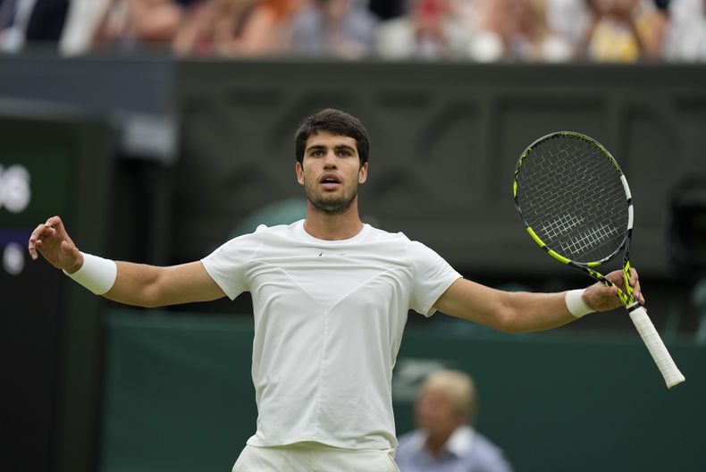 El español Carlos Alcaraz celebra su triunfo ante el chileno Nicolás Jarry en el sexto día del torneo de Wimbledon, el sábado 8 de julio de 2023, en Londres. (AP Foto/Alastair Grant)
