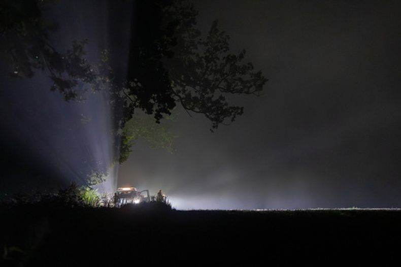 Soldados lituanos aseguran la zona donde cazas italianos de la misión de vigilancia báltica de la OTAN derribaron un dron esa madrugada cerca del pueblo de Pratkunai, en el distrito de Kaisiadorys, unos 90 kilómetros al noroeste de la capital lituana, Vilna, el martes 15 de septiembre de 2026. (AP Foto/Mindaugas Kulbis)