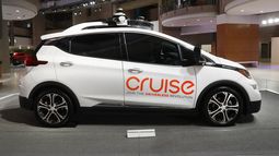 ARCHIVO - Foto de archivo del vehículo eléctrico autónomo Bolt de General Motors exhibido en Detroit, 16 de enero de 2019. Cruise, la unidad de vehículos autónomos de General Motors, ha suspendido las operaciones de vehículos sin conductor en todo el país después que los reguladores en California determinaron que los autos constituían un peligro para la seguridad pública, se informó el viernes 27 de octubre de 2023. (AP Foto/Paul Sancya, File)