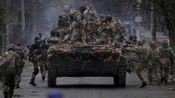 ARCHIVO - Soldados ucranianos en un vehículo en las afueras de Kiev, Ucrania, el 2 de abril de 2022. (AP Foto/Vadim Ghirda, Archivo)