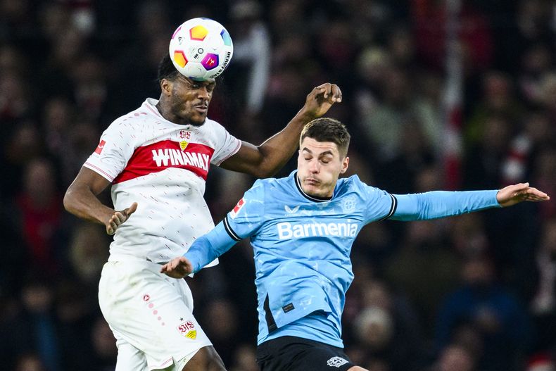 Dan-Axel Zagadou del Stuttgart pelea por el balón con Patrik Schick del Bayer Leverkusen en el encuentro de la Bundesliga en la MHP Arena el domingo 10 de diciembre del 2023. (Tom Weller/dpa via AP)