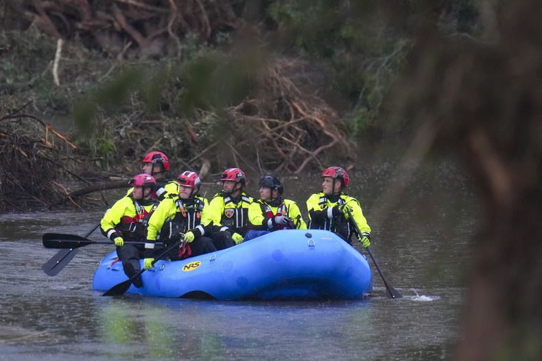 Rescatistas buscan a personas desaparecidas en el Campamento Mystic en el río Guadalupe en Hunt, Texas, el 6 de julio del 2025. (Foto AP/Julio Cortez)