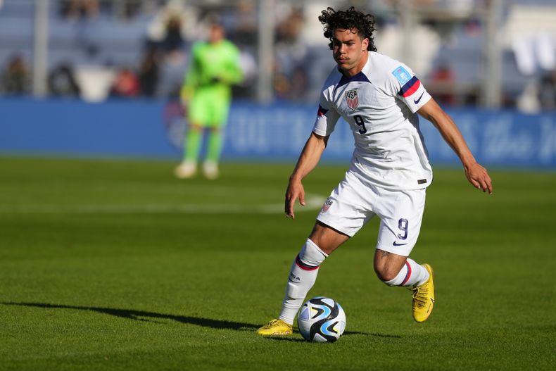 ARCHIVO - El estadounidense Cade Cowell controla el balón durante el partido contra Fiyi en el Mundial Sub20 en San Juan, Argentina, el martes 23 de mayo de 2023. (AP Foto/Natacha Pisarenko, archivo)