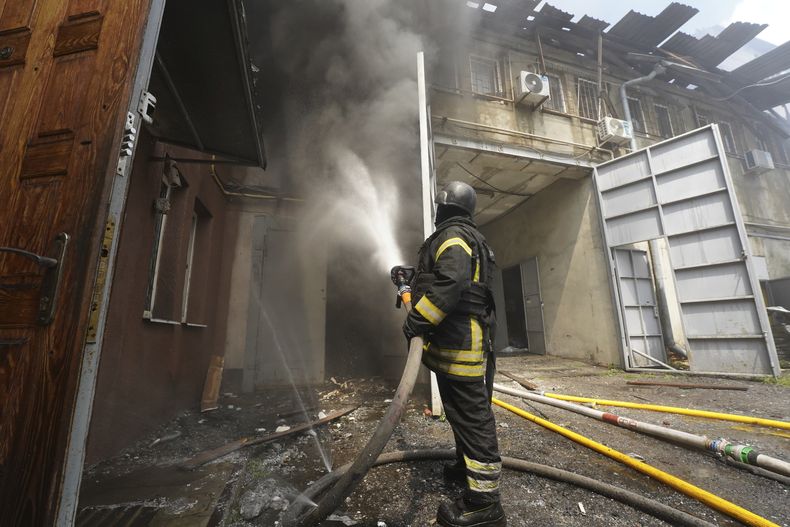 Bomberos sofocan un incendio tras un ataque ruso que alcanzó una zona residencial en Járkiv, Ucrania, el 24 de julio de 2025. (AP Foto/Andrii Marienko)