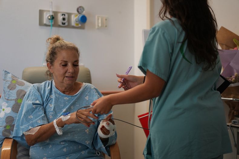 La fotoperiodista del Washington Post Heidi Levine recibe tratamiento en el Hospital Beilinson Hospital en Petah Tikva, Israel, el domingo 18 de octubre de 2026, tras resultar herida en un ataque de colonos israelíes ocurrido el viernes anterior durante la cosecha de aceitunas de campesinos palestinos en la localidad de Abu Falah, Cisjordania. (AP Foto/Ariel Schalit)