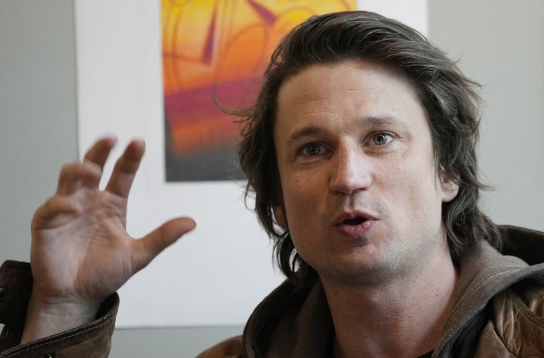 El cineasta polaco Maciek Hamela habla durante una entrevista en un café en Varsovia, Polonia, el miércoles 17 de mayo de 2023. Hamela realizó el documental sobre los ucranianos que huyen de la guerra titulado In the Rearview, que se presenta fuera de competencia en el festival de cine de Cannes. (Foto AP/Czarek Sokolowski)