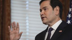 El secretario de Estado de EEUU, Marco Rubio, rinde juramento ante el vicepresidente estadounidense JD Vance en el recinto de la Casa Blanca, en Washington, el martes 21 de enero de 2025. (AP Foto/Evan Vucci)