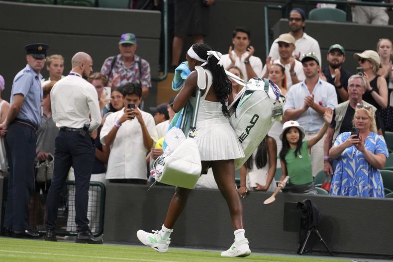 La estadounidense Coco Gauff abandon la cancha tras perder en la primera ronda de Wimbledon ante la ucraniana Dayana Yastremska el martes primero de julio del 2025. (AP Foto/Kirsty Wigglesworth)