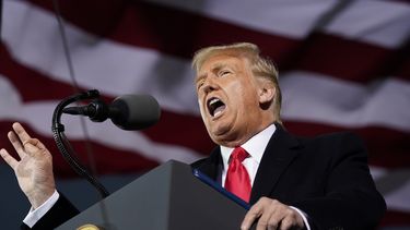 Trump luce evasivo y Biden errático en respectivos eventos