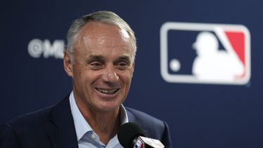 Rob Manfred, comisionado de las Grandes Ligas, habla en el día de prensa de la pretemporada, el jueves 15 de febrero de 2024, en Tampa, Florida (AP foto/Charlie Neibergall)