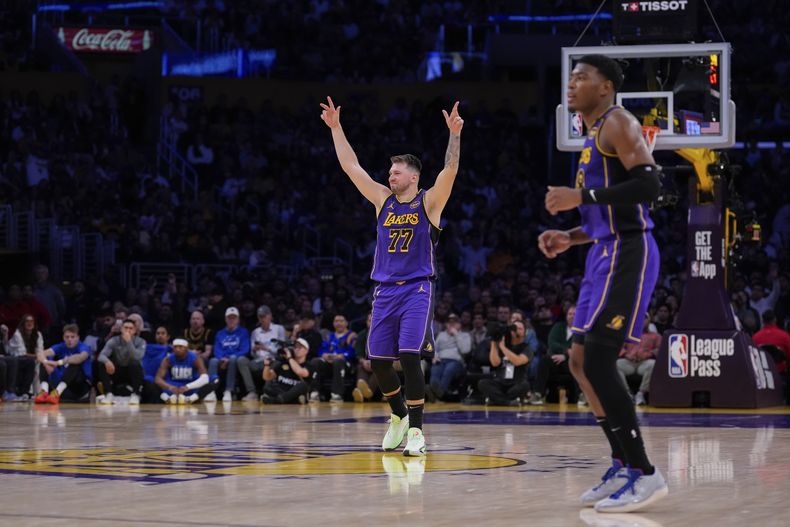 Luka Doncic (77) de los Lakers de Los Ángeles gesticula tras durante el partido contra los Mavericks de Dallas, el martes 25 de febrero de 2025, en Los Ángeles. (AP Foto/Mark J. Terrill)
