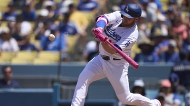Max Muncy batea por los Dodgers de Los Ángeles ante los Padres de San Diego, el domingo 14 de mayo de 2023, en Los Ángeles. (AP Foto/Allison Dinner)