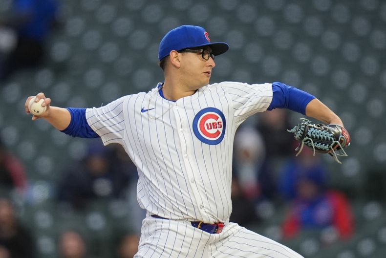 El abridor mexicano de los Cachorros de Chicago Javier Assad lanza ante los Rockies de Colorado durante la primera entrada del juego de béisbol, el martes 2 de abril de 2024, en Chicago. (AP Foto/Erin Hooley)