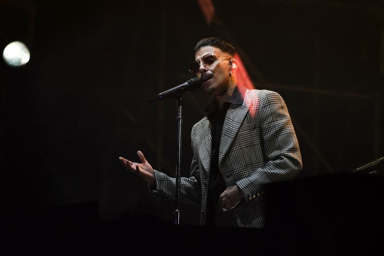 El cantante puertorriqueño Rauw Alejandro durante su presentación en el Coca-Cola Flow Fest en la Ciudad de México el sábado 23 de noviembre de 2024. (Foto AP/Felix Marquez)