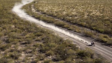 americateve | El motociclista espa&ntilde;ol de Honda Joan Barreda corre en la segunda etapa del Rally Dakar Sudam&eacute;rica, entre las ciudades argentinas de San Luis y San Rafael, el lunes 6 de enero de 2014. Ind&iacute;genas bolivianos que pretend&iacute;an bloque