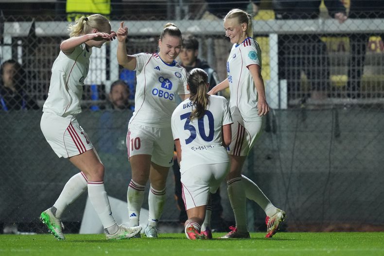 Stine Brekken del Valerenga celebra tras anotar en el encuentro ante la Roma en la Liga de Campeones femenina el martes 11 de noviembre del 2025. (Alfredo Falcone/LaPresse via AP)