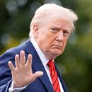 El presidente estadounidense Donald Trump saluda en el jardín sur de la Casa Blanca tras llegar en el Marine One, el viernes 10 de octubre de 2025, en Washington. (AP Foto/Alex Brandon)