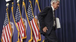 El presidente de la Reserva Federal Jerome Powell sale de una conferencia de prensa en la sede de la institución en Washington el 7 de mayo del 2025. (AP foto/Jacquelyn Martin)