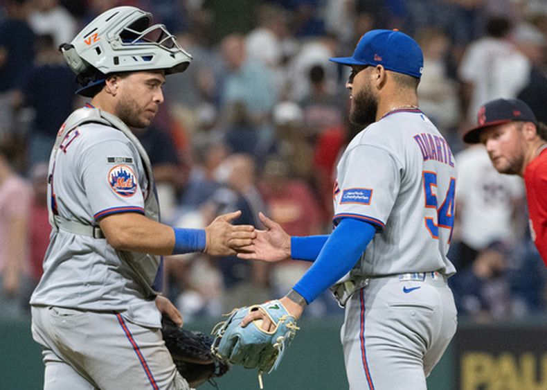 El venezolano Francisco Álvarez felicita al mexicano Daniel Duarte, su compañero de los Mets, tras la victoria sobre los Guardianes de Cleveland, el miércoles 5 de agosto de 2026 (AP foto/Phil Long)