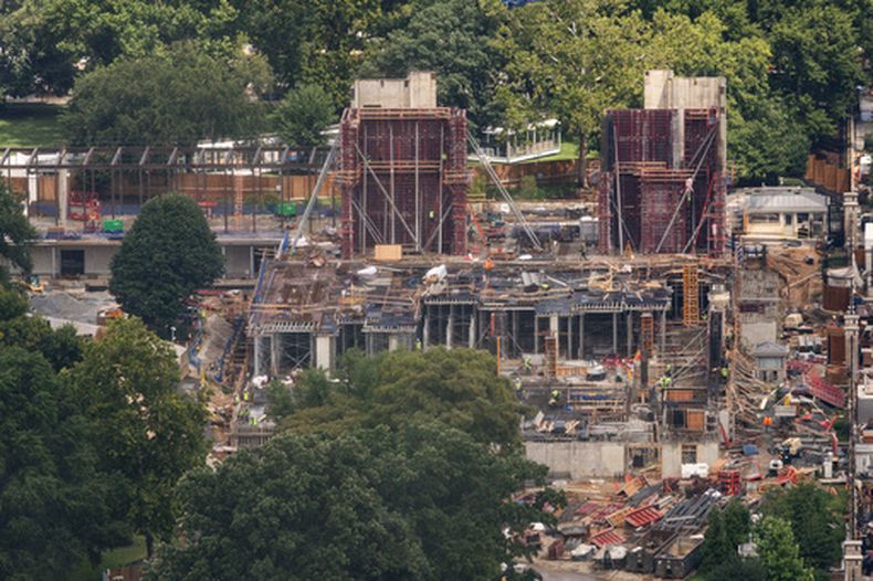 La construcción del salón de baile en la Casa Blanca en Washington el 5 de agosto del 2026. (AP foto/Tierney L. Cross)