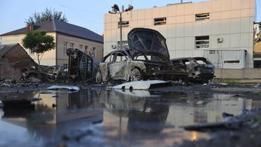 Automóviles destruidos luego de un ataque ruso contra un almacén de ayuda humanitaria en Zaporiyia, Ucrania, el sábado 14 de junio de 2025. (AP Foto/Kateryna Klochko)