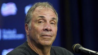 ARCHIVO - Bruce Arena, técnico del Revolution de Nueva Inglaterra, escucha una pregunta durante una conferencia de prensa, el domingo 25 de julio de 2021 (AP Foto/Mary Schwalm, archivo)