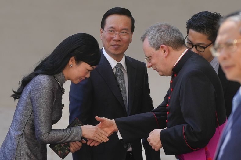 El presidente de Vietnam, Vo Van Thuong, llega con su esposa Pham Thi Thanh Tam para una reunión con el papa Francisco en el Vaticano, el jueves 27 de julio de 2023. (AP Foto/Gregorio Borgia)