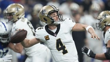 El quarterback de los Saints de Nueva Orleans Derek Carr lanza el balón frente a los Colts de Indianápolis el domingo 29 de octubre del 2023. (AP Foto/Darron Cummings)