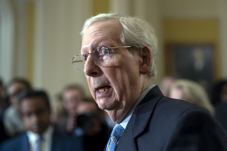 El líder republicano en el Senado Mitch McConnell habla con la prensa sobre el apoyo para Israel luego de una reunión a puerta cerrada en el Capitolio, el martes 31 de octubre de 2023, en Washington. (AP Foto/J. Scott Applewhite)
