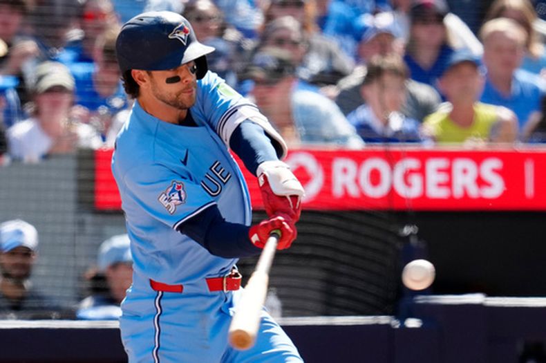 Ernie Clement (22), de los Blue Jays de Toronto, conecta un jonrón de tres carreras durante la tercera entrada de un partido de béisbol contra los Orioles de Baltimore, el sábado 6 de junio de 2026, en Toronto. (Frank Gunn/The Canadian Press vía AP)