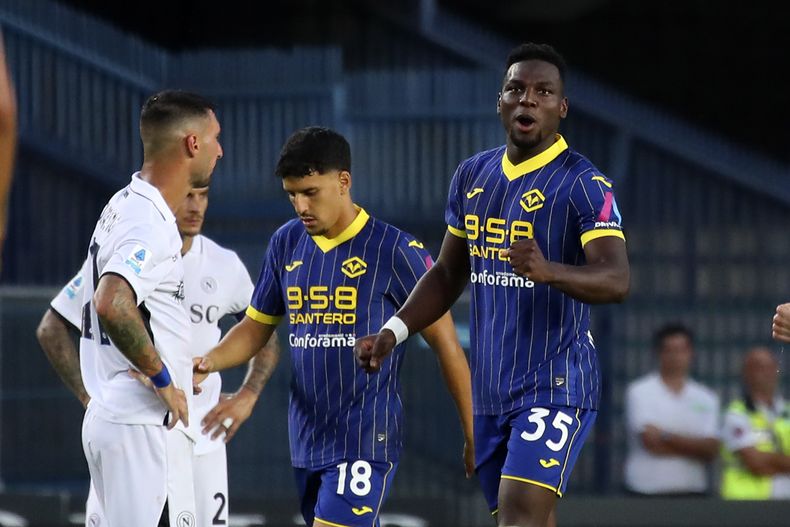 El colombiano del Hellas Verona, Daniel Mosquera (derecha) celebra su anotación durante el partido de la Liga de Italia antre el Hellas Verona y el Nápoles en el estadio Marcantonio Bentegodi, en Verona, Italia, el domingo 18 de agosto de 2024. (Paola Garbuioi/LaPresse via AP)