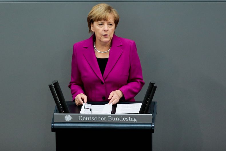 La canciller alemana Angela Merkel antes de dar un mensaje ante el Bundestag o Parlamento alem&aacute;n, en Berl&iacute;n, el mi&eacute;rcoles 4 de junio de 2014. (Foto AP/Markus Schreiber)