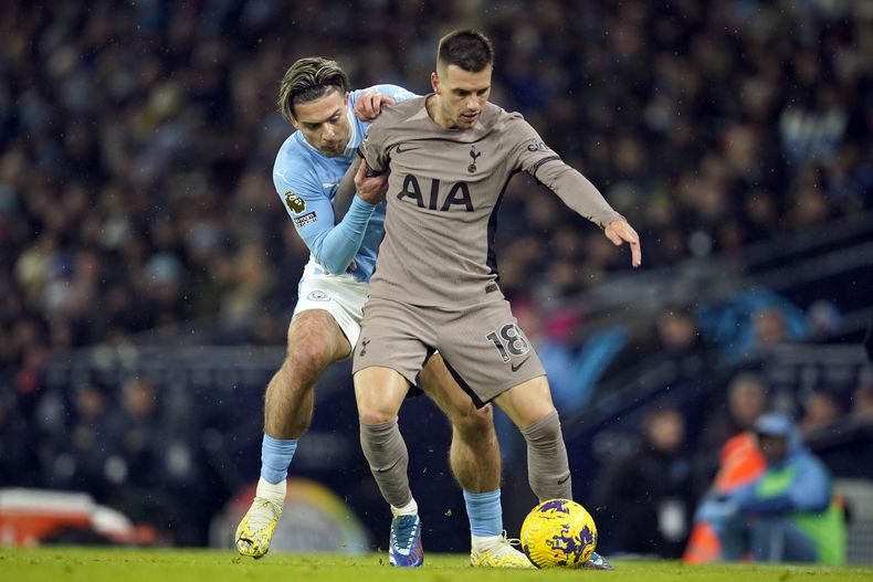 Jack Grealish del Manchester City pugna por el balón con Giovani Lo Celso (18) de Tottenham durante el partido de la Liga Premier, el domingo 3 de diciembre de 2023, en Manchester. (AP Foto/Dave Thompson)