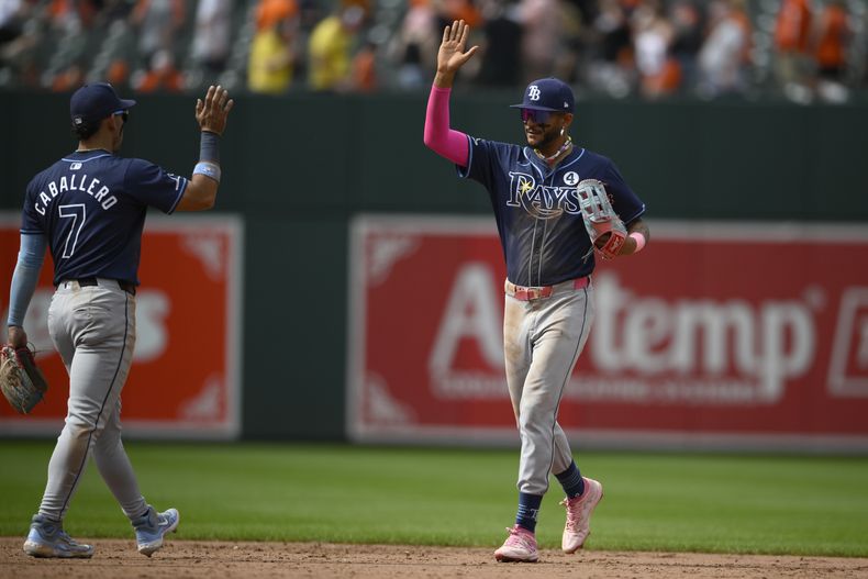 El dominicano de los Rays de Tampa Bay José Siri (derecha) y el panameño José Caballero (7) celebran luego de la victoria ante los Orioles de Baltimore, el domingo 2 de junio de 2024, en Baltimore. (AP Foto/Nick Wass)