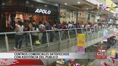 compradores venezolanos euforicos con el primer viernes negro