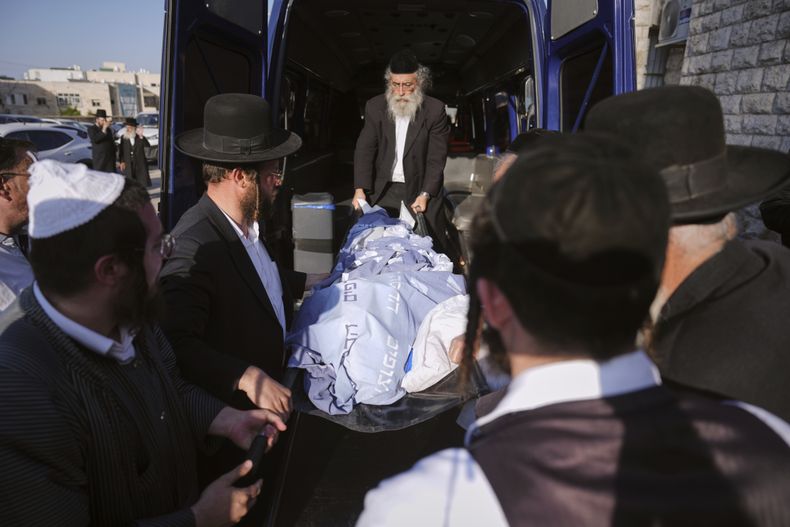 Dolientes llevan el cuerpo de Levi Yitzhak Pash, quien fue asesinado junto con otros cinco israelíes en un ataque a tiros por dos palestinos en una parada de autobús en Jerusalén el 8 de septiembre del 2025. (AP foto/Ariel Schalit)