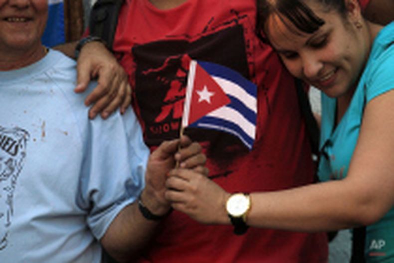 Ciudadanos cubanos que viven en Chile, tienen la bandera cubana