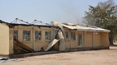 americateve | Foto del jueves, 25 de febrero del 2014 de los restos calcinados del Colegio del Gobierno Federal en Buni Yadi, Nigeria. (Foto AP)