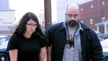 americateve | En esta fotograf&iacute;a de archivo del martes 3 de diciembre de 2013, Miranda K. Barbour es conducida a la oficina del juez de distrito Ben Apfelbaum en Sunbury, Pennsylvania, por el polic&iacute;a Travis Bremigen. (Foto AP/The News-Item, Mike Staugaiti