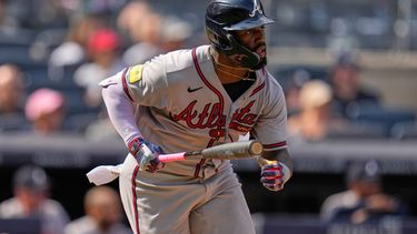 Michael Harris II, de los Bravos de Atlanta, observa su sencillo impulsor durante la décima entrada de un partido de béisbol contra los Yankees de Nueva York, el domingo 9 de agosto de 2026, en Nueva York. (Foto AP/Seth Wenig)