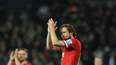 americateve | Daley Blind, del Manchester United, aplaude tras el encuentro de la liga Premier inglesa disputado el lunes 20 de octubre de 2014, frente al West Bromwich Albion, en Birmingham (AP Foto/Rui Vieira)