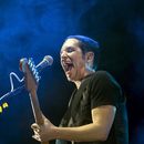 Brian Molko de la banda de rock británico Placebo en Budapest, Hungría, el 11 de noviembre de 2016. (Balazs Mohai/MTI via AP)