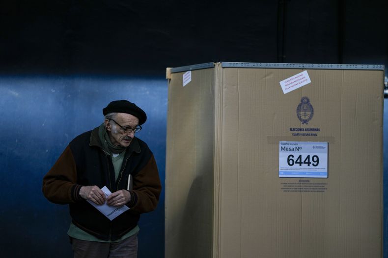 Un votante sostiene su boleta luego de elegir sus preferencias durante las elecciones primarias en Buenos Aires, Argentina, el domingo 13 de agosto de 2023. (Foto AP/Natacha Pisarenko)