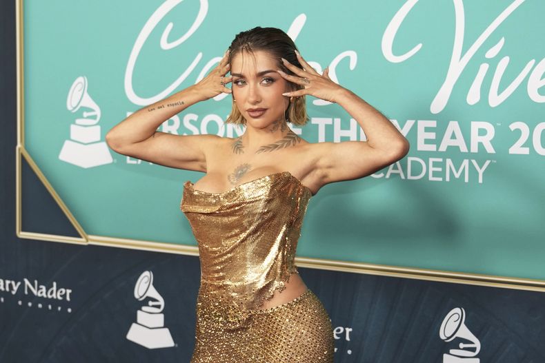 María Becerra llega a la ceremonia en honor a la Persona del Año de la Academia Latina de la Grabación el miércoles 13 de noviembre de 2024, en Miami Beach, Florida. (Foto AP/Lynne Sladky)